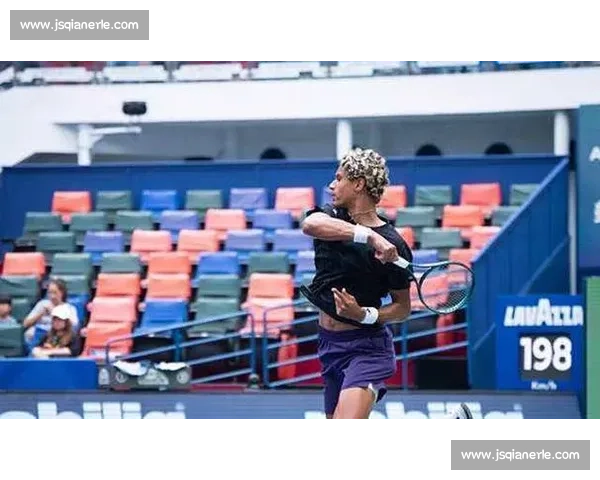 贝尔赫斯直落两盘横扫奥佩尔卡，强势晋级巡回赛决赛